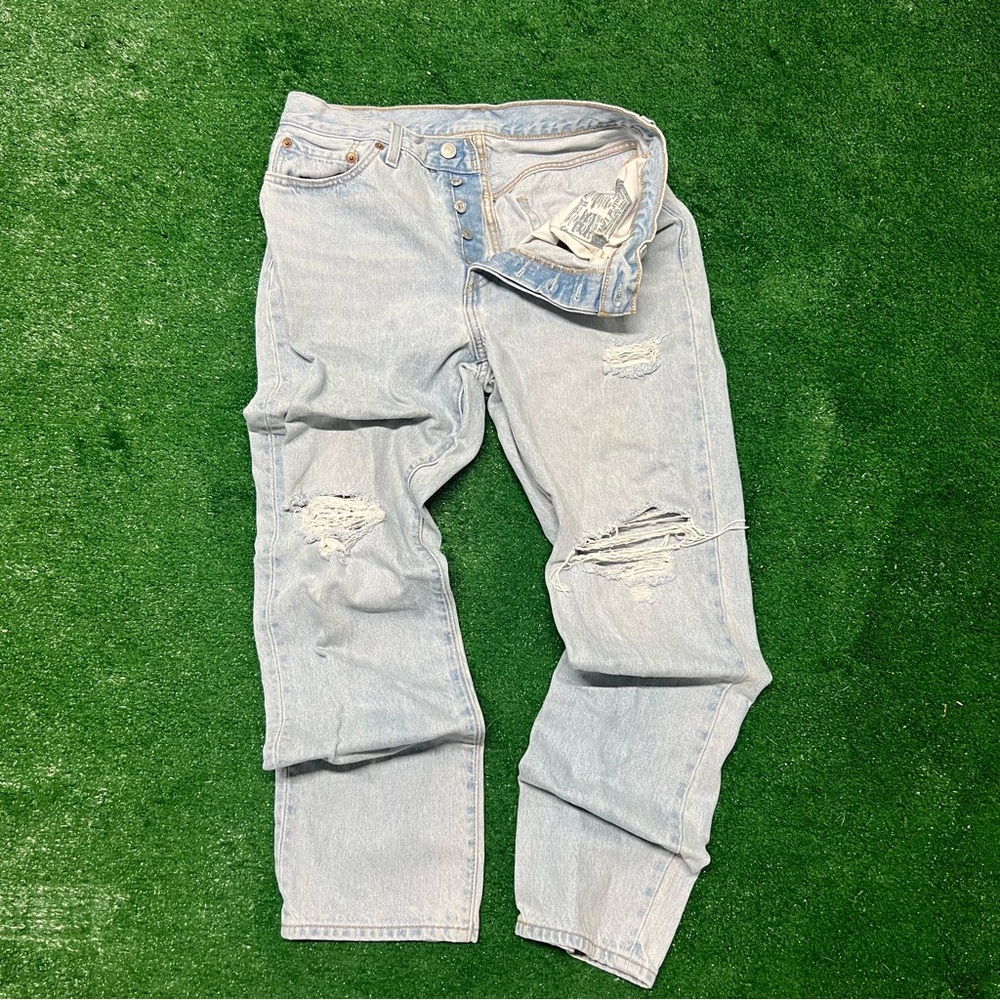Levi’s 501 Button Fly Straight Fit Jeans light Wash Distressed Womens Size 29x30
